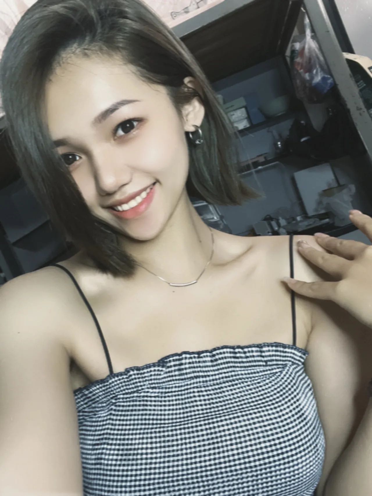 刚毕业的短发美女服务好