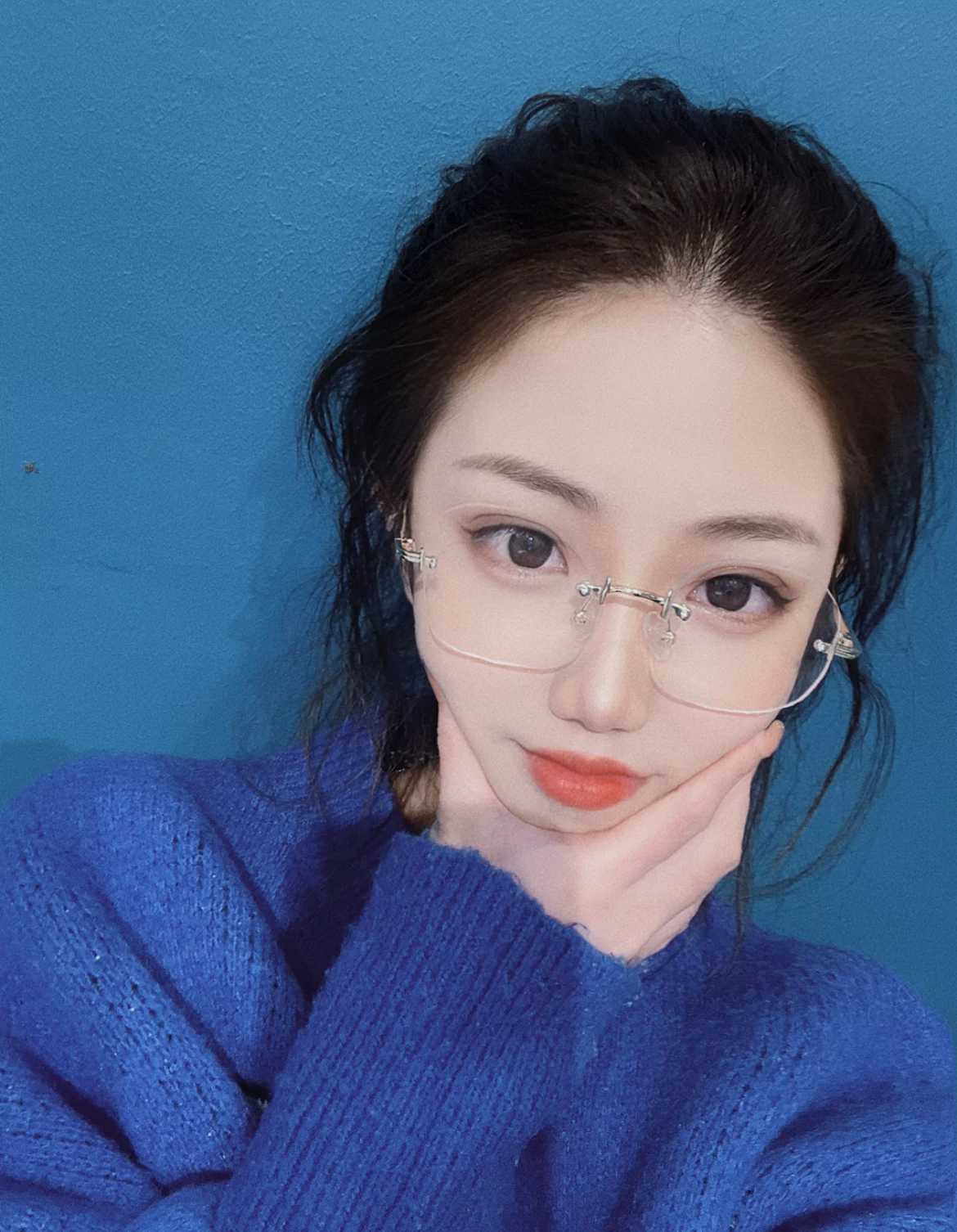 直接两个手抓着奶子 后入猛干