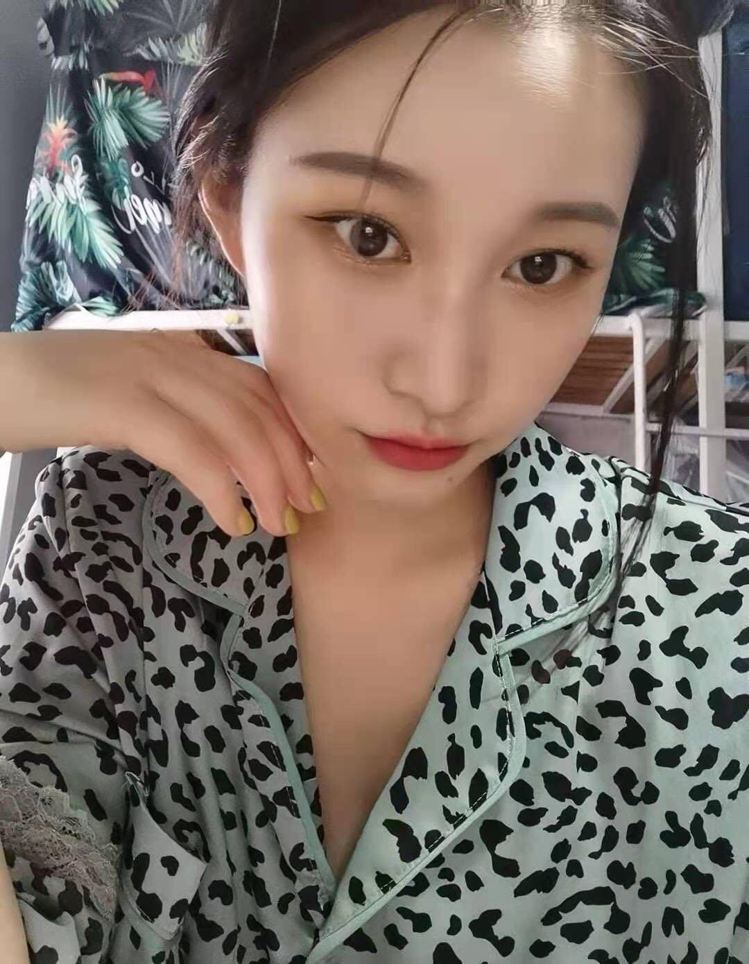 漂亮年轻小姐姐，身材不错大长腿有翘臀