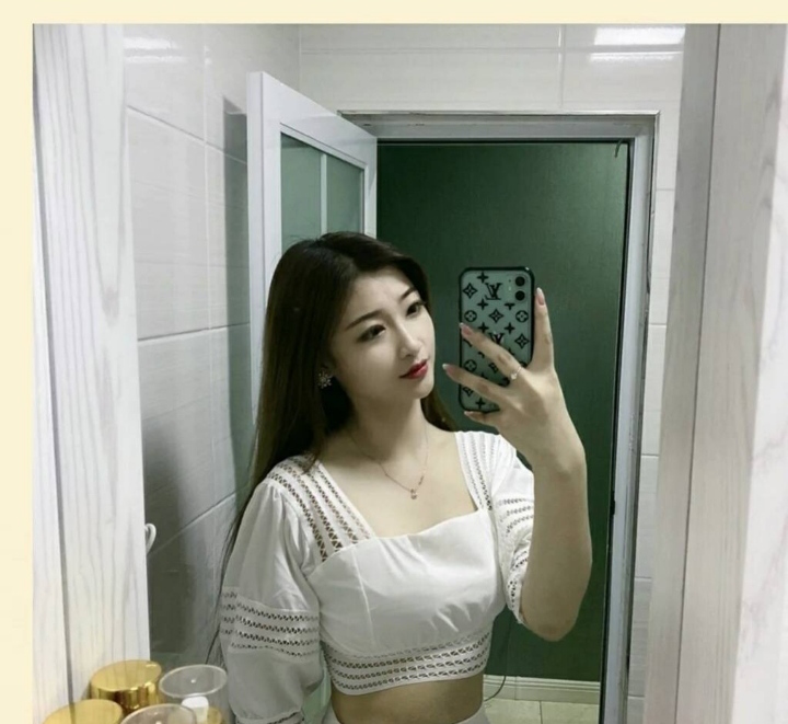 白嫩嫩的小姐姐