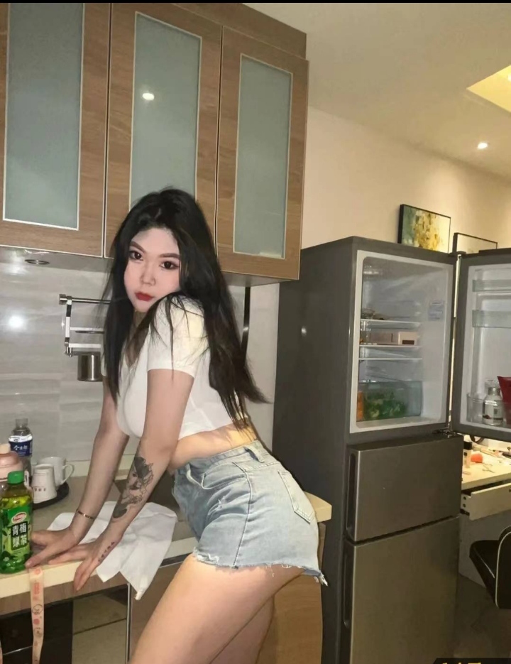 纹身美女，抓着奶子冲次超级棒