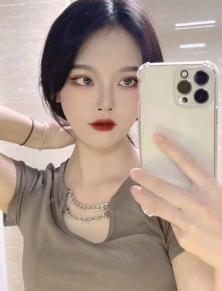 西安童颜粉嫩小美女