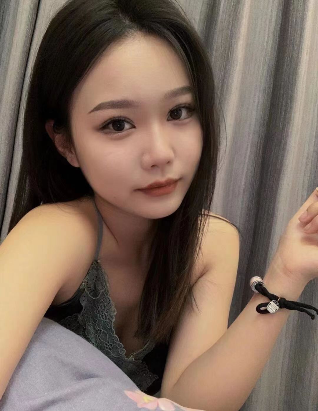 身材风韵多姿，舌头灵活