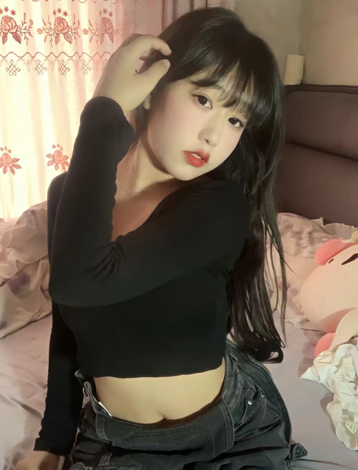 小妹妹看起来文静，但是性格玩的好嗨