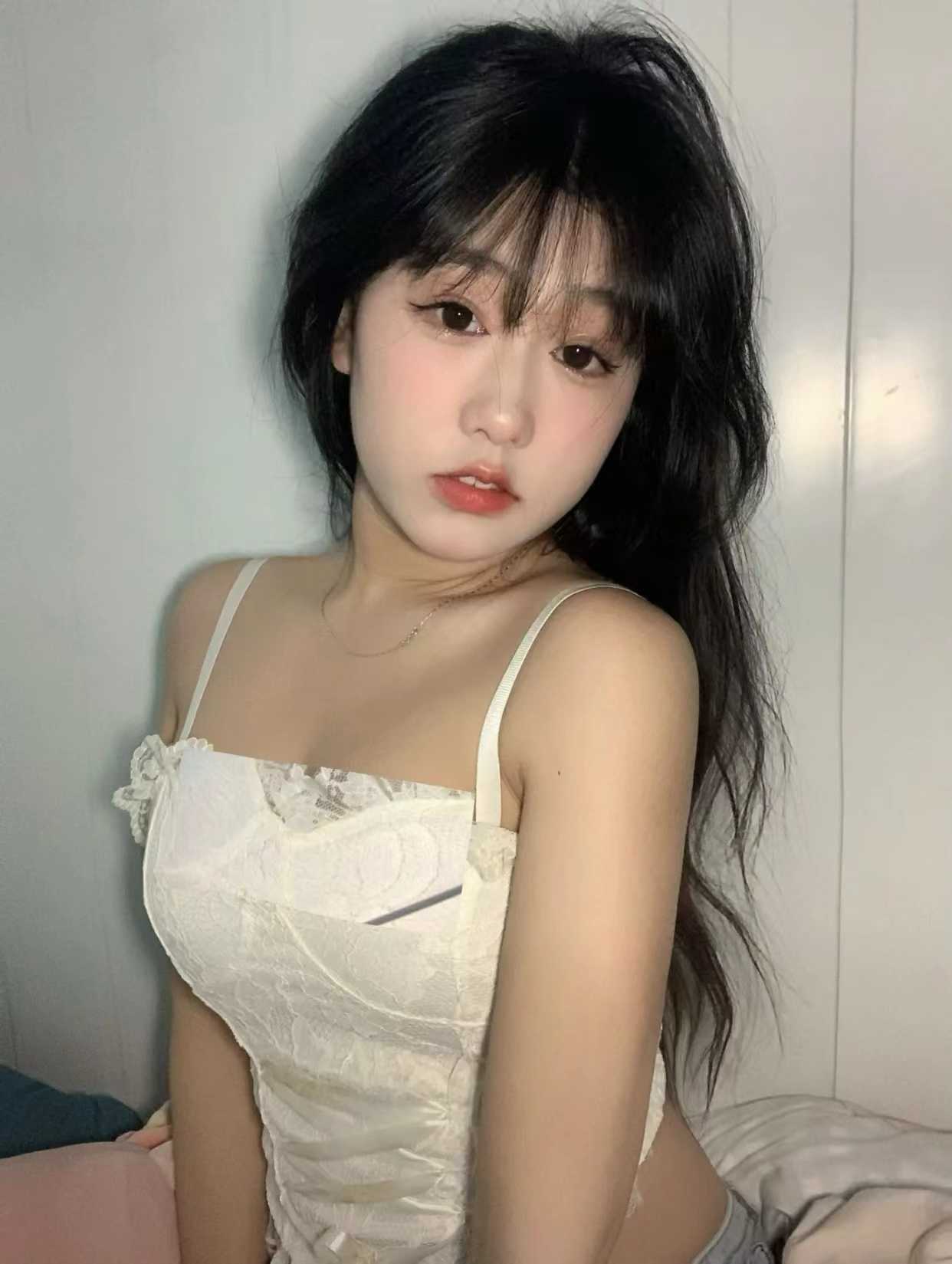 小妹妹看起来文静，但是性格玩的好嗨