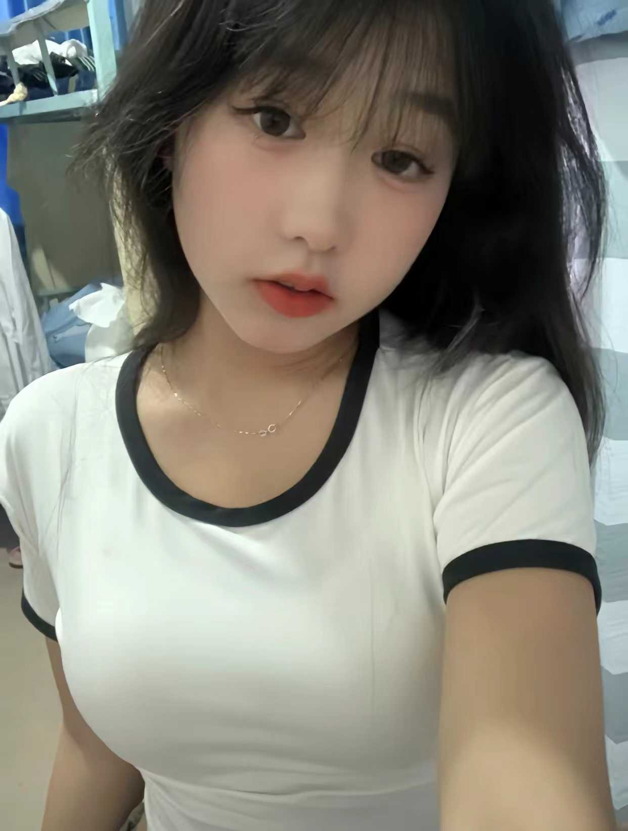 小妹妹看起来文静，但是性格玩的好嗨