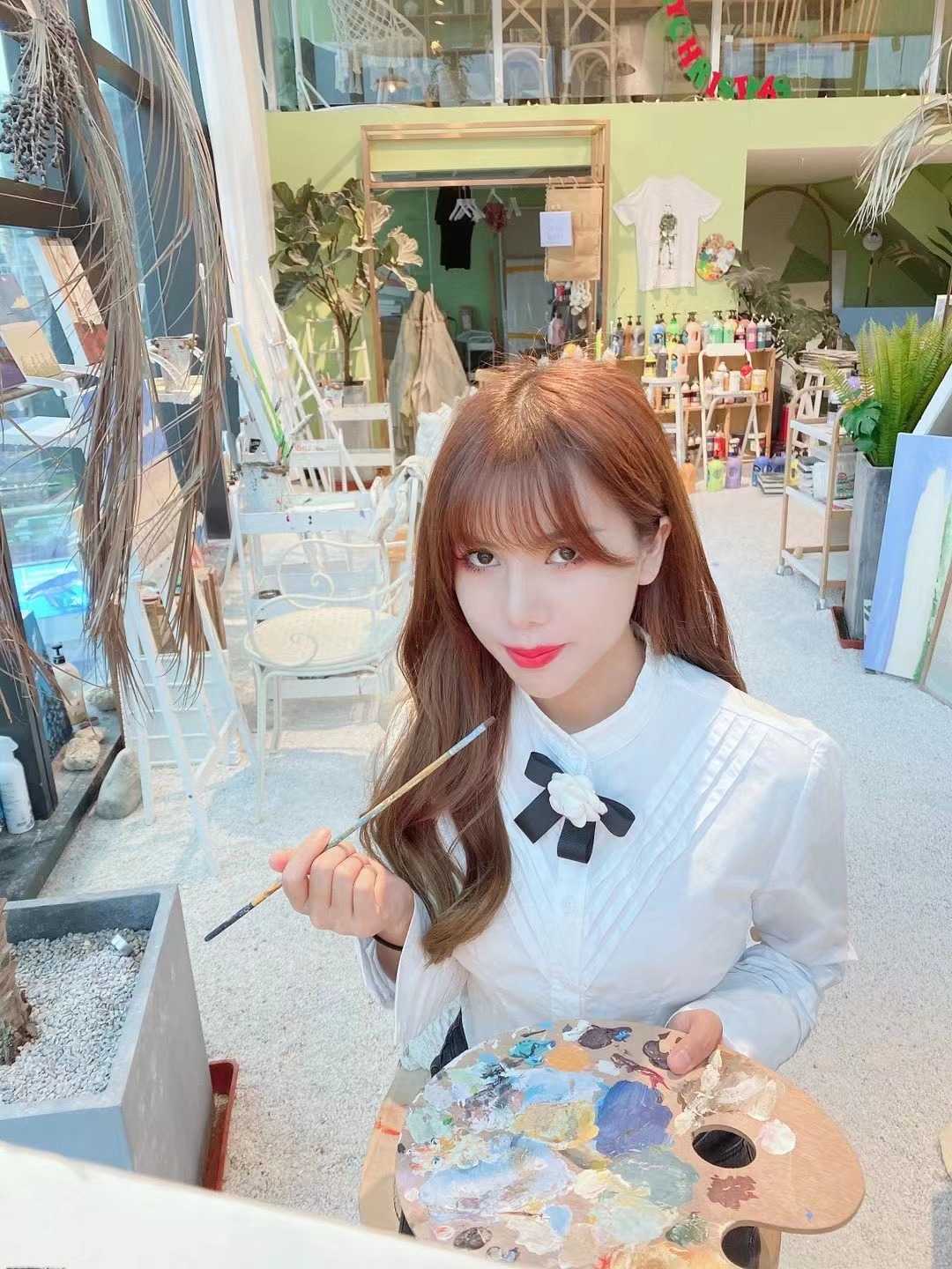 从后面插入，她特别享受的大叫起来