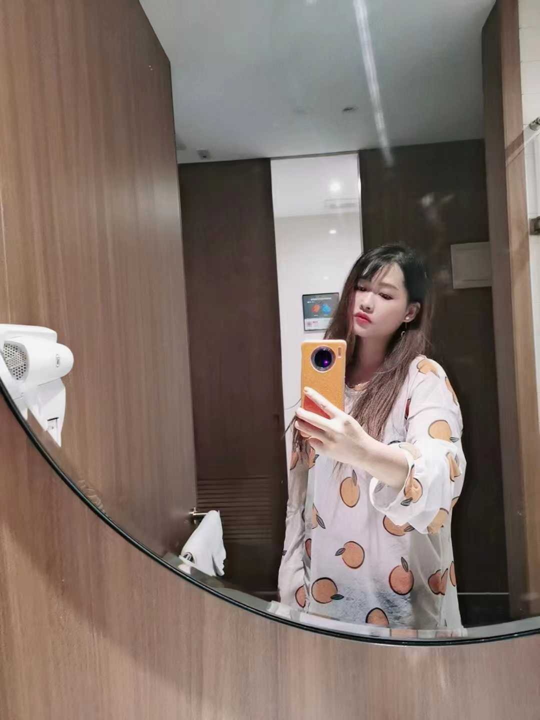 妹妹很正点，皮肤又白又嫩