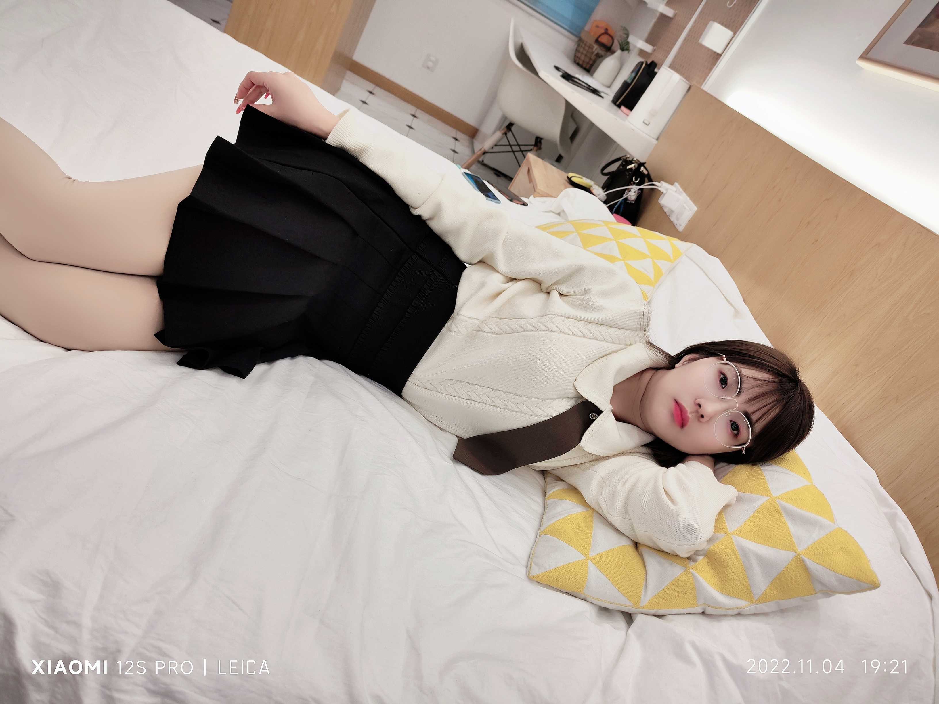 妹子趴下抓着大奶子射出子孙千万。