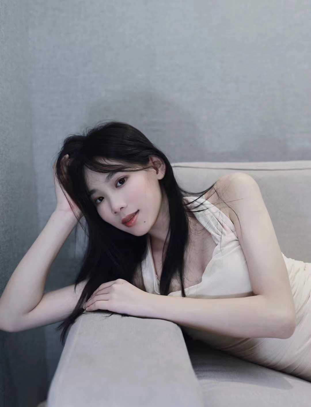 妹子穿着透视装，从上到下一览无余