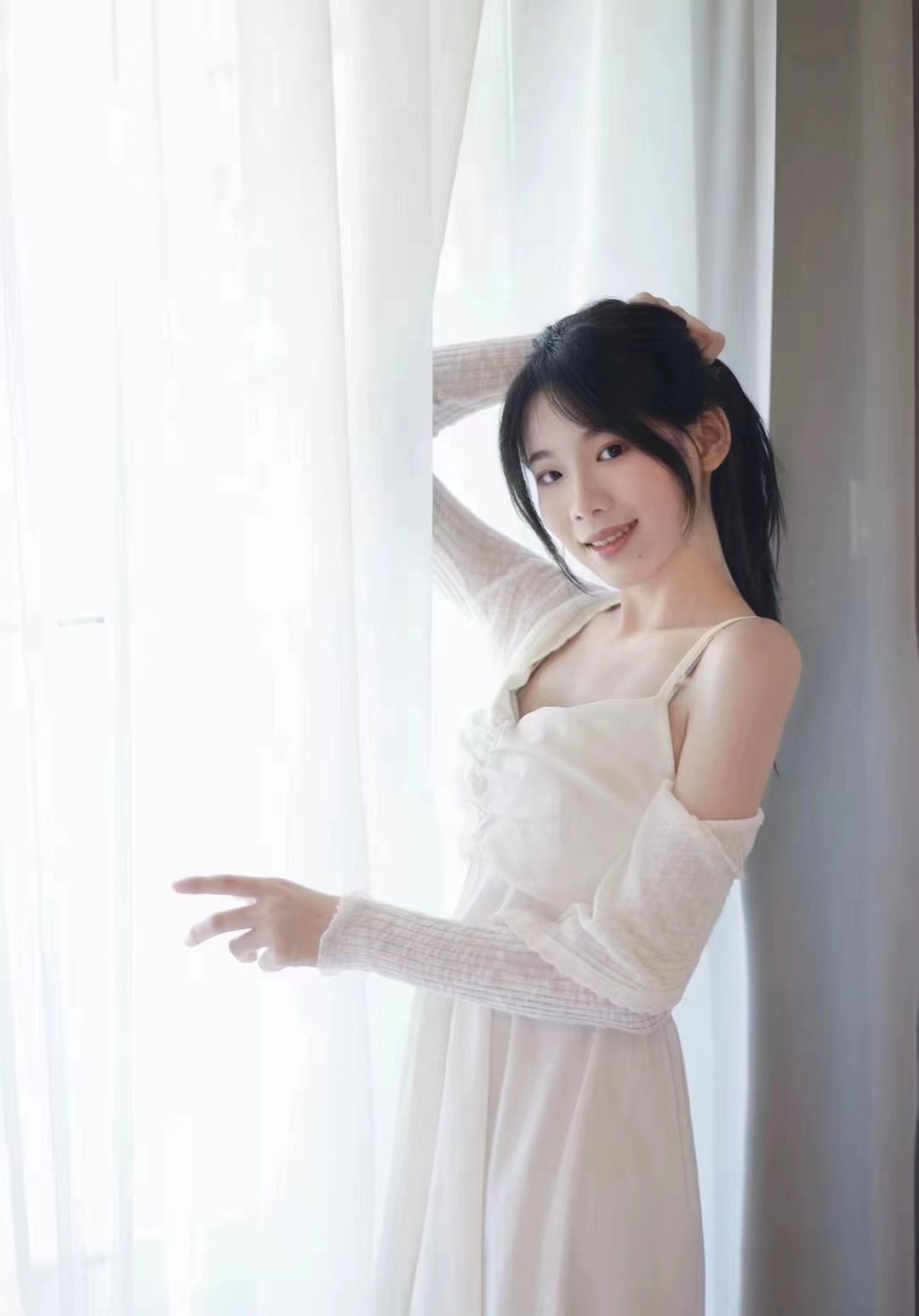 妹子穿着透视装，从上到下一览无余