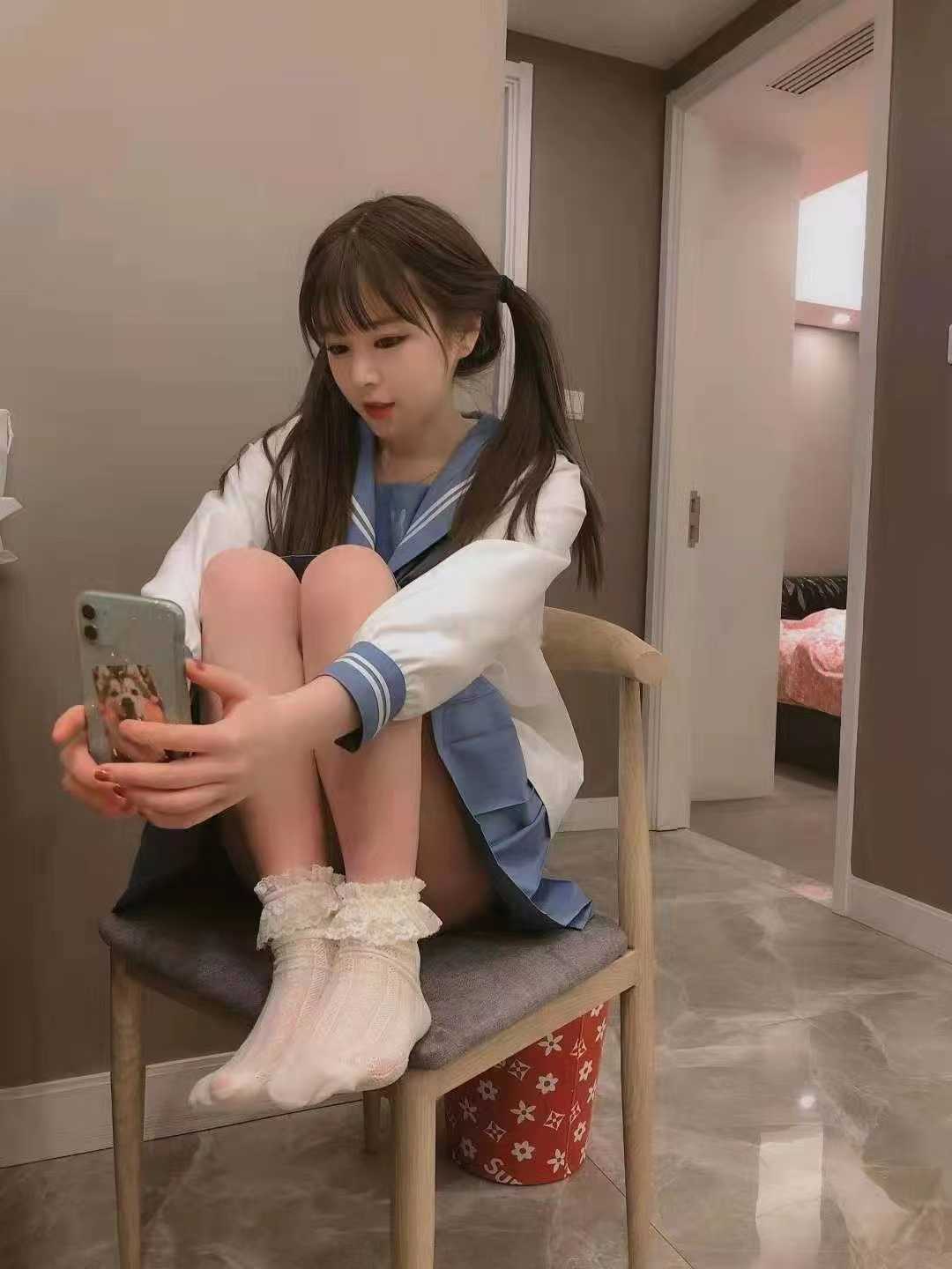 亲，脱了内衣就开始吃奈子