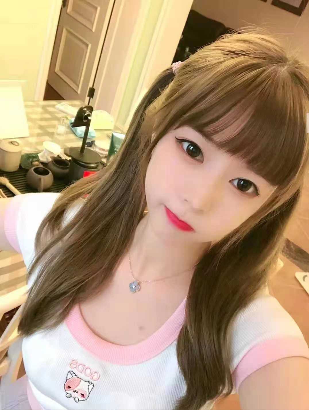 亲，脱了内衣就开始吃奈子