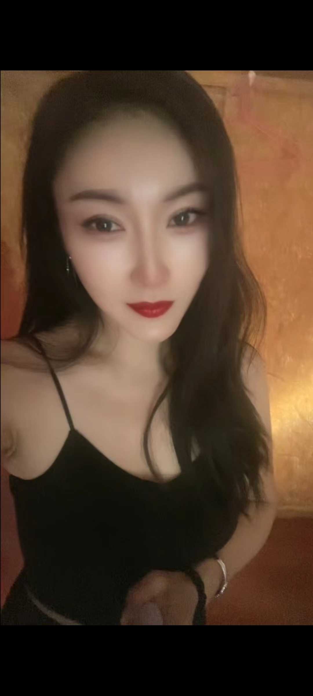 一对大胸太爽了，做服务挺仔细