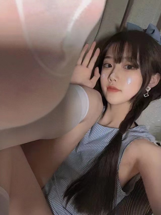 兼职嫩妹爱穿制服丝袜