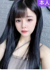 年轻性感的小猫咪