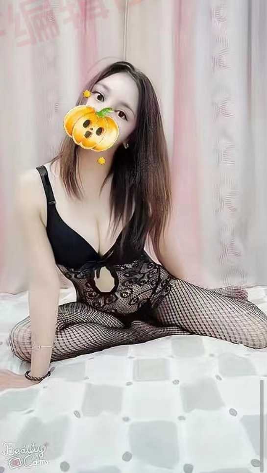 眼神让人受不了，想一直疯狂输出她，