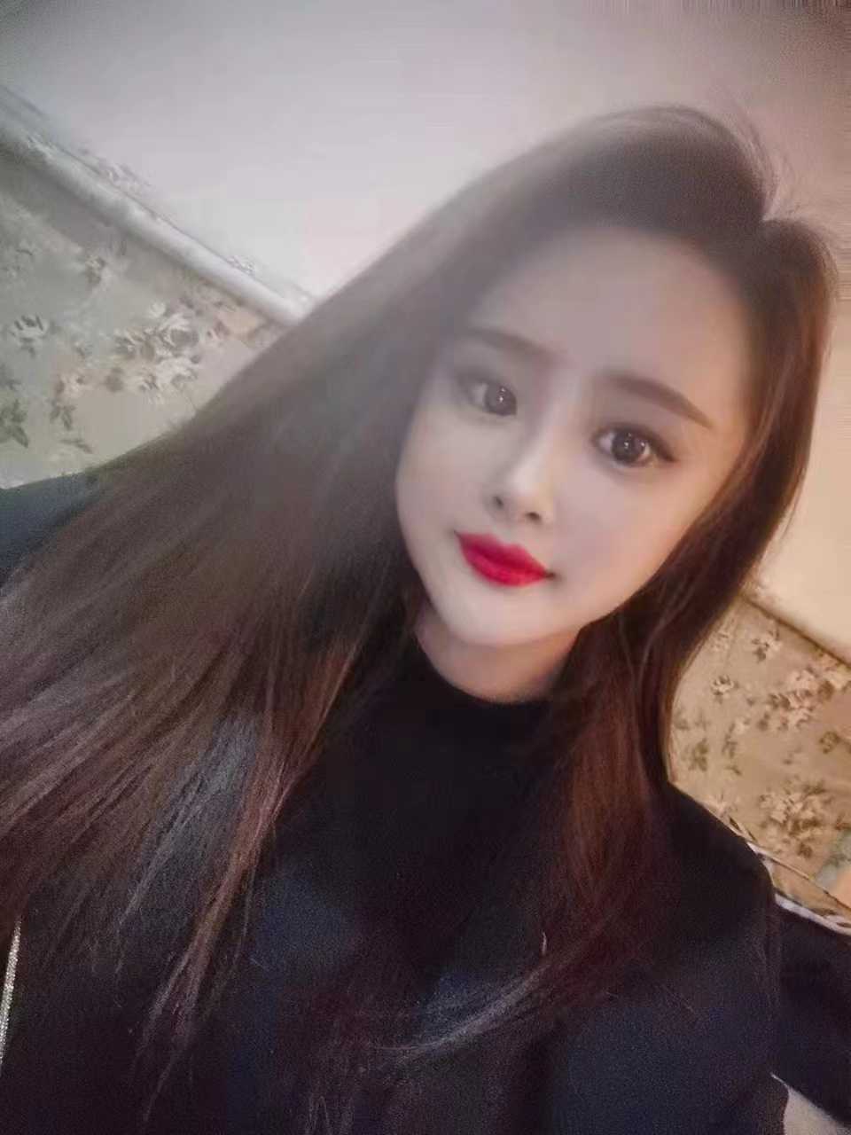 妹子皮肤不错，年轻胸大粉嫩还有点小丰满