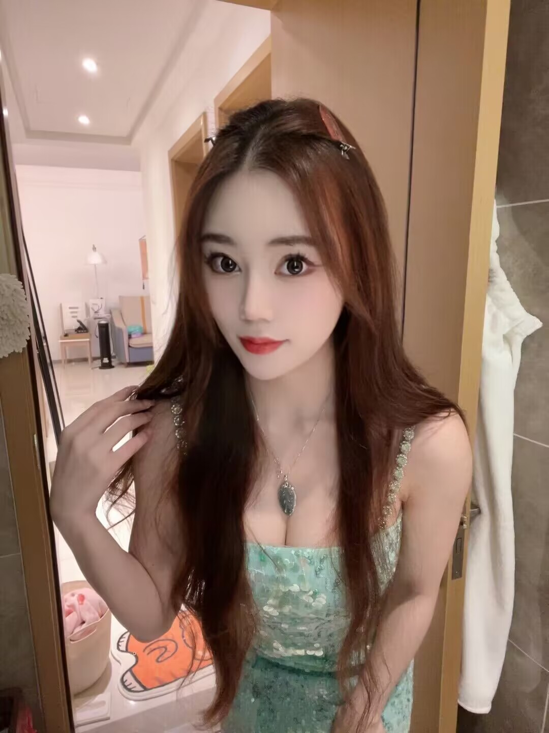 服务系的大胸妹、肤白水多