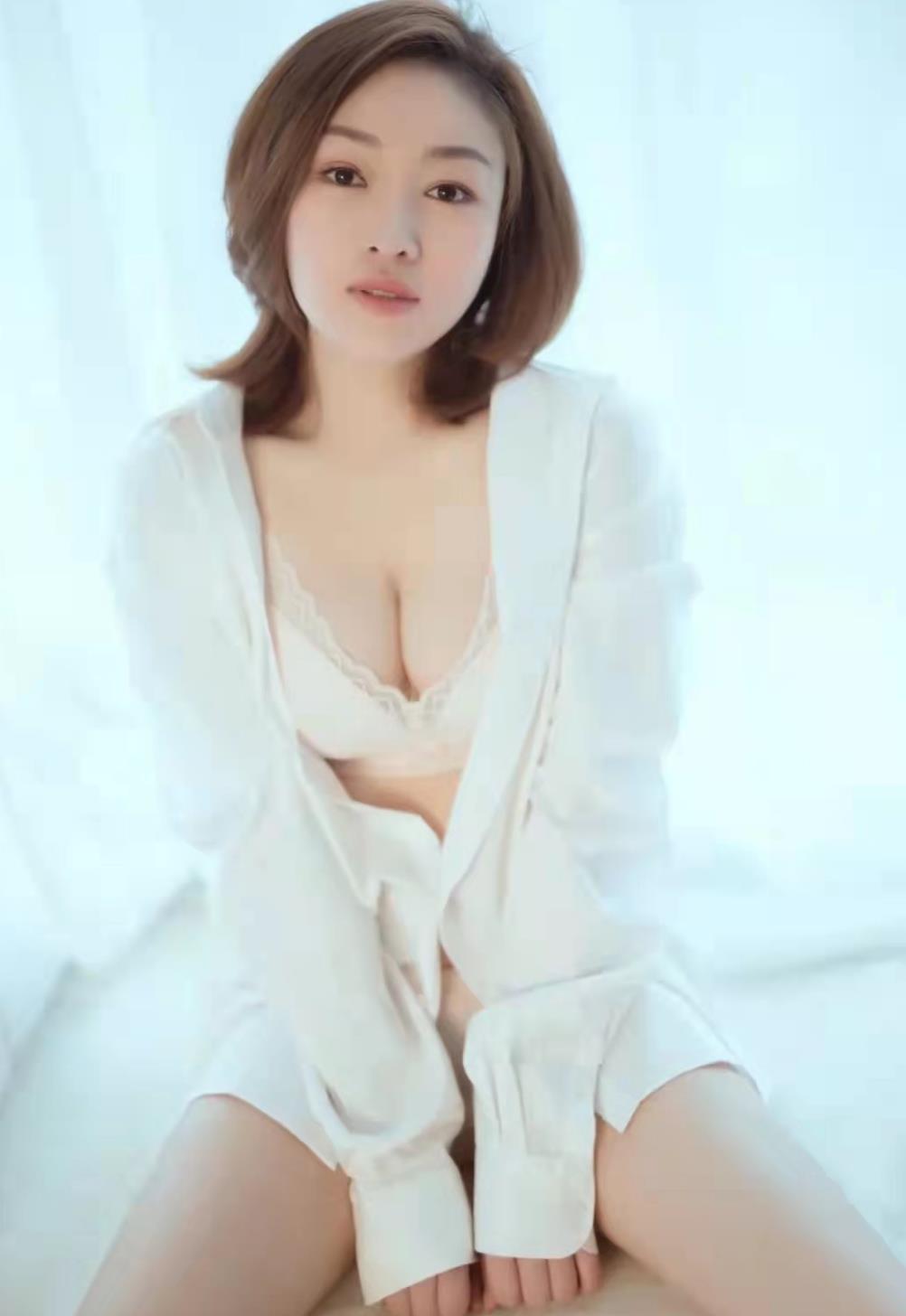 邻家小薇，足足36d外形不错，成熟淑女，讲话慢条斯理