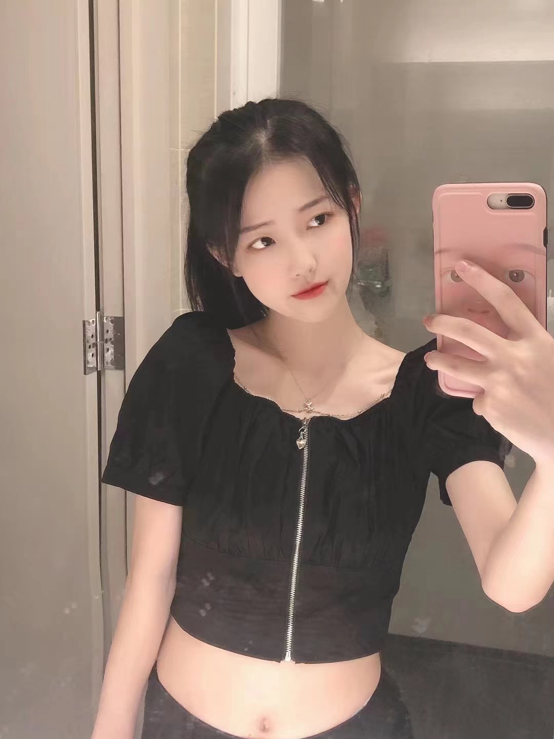 肤色很白，屁股翘，服务热情投入