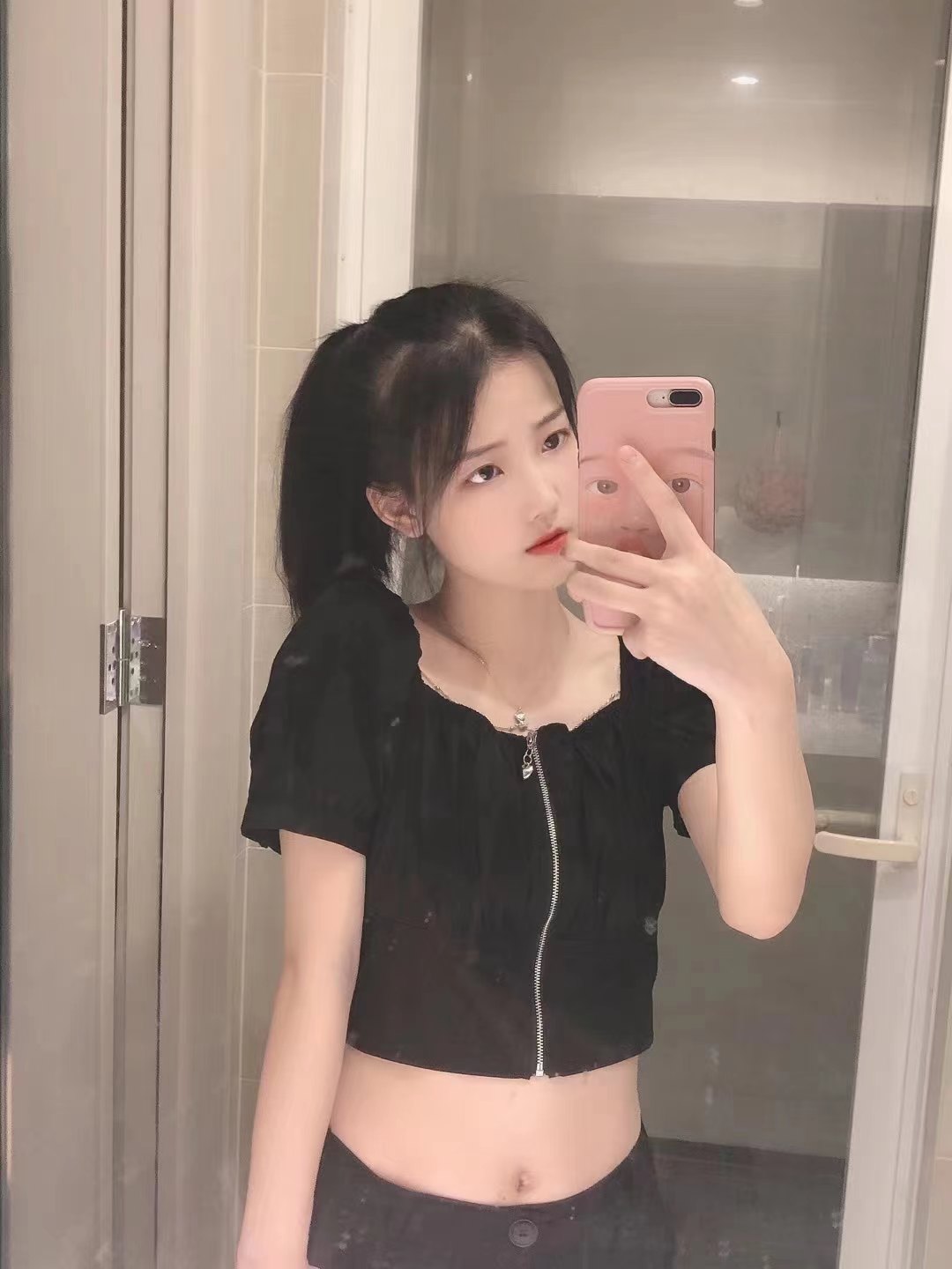 肤色很白，屁股翘，服务热情投入