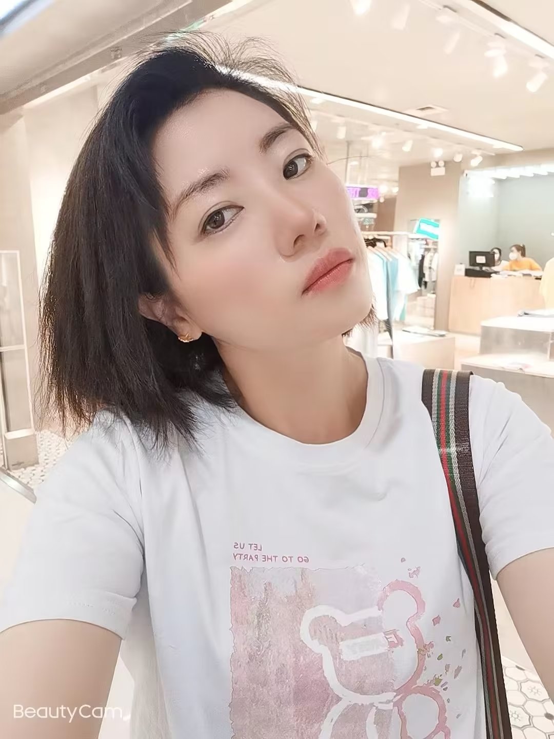 铁西广场妖艳性感的妹子