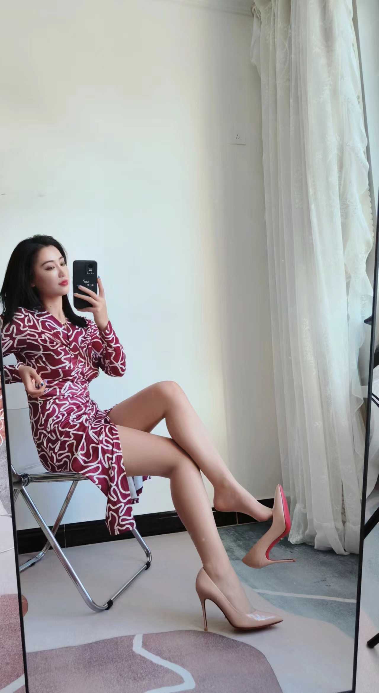 穿着撕开的丝袜艹的，丝袜边上都好多水