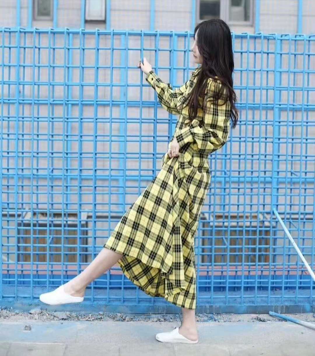 服务系清纯大长腿妹子