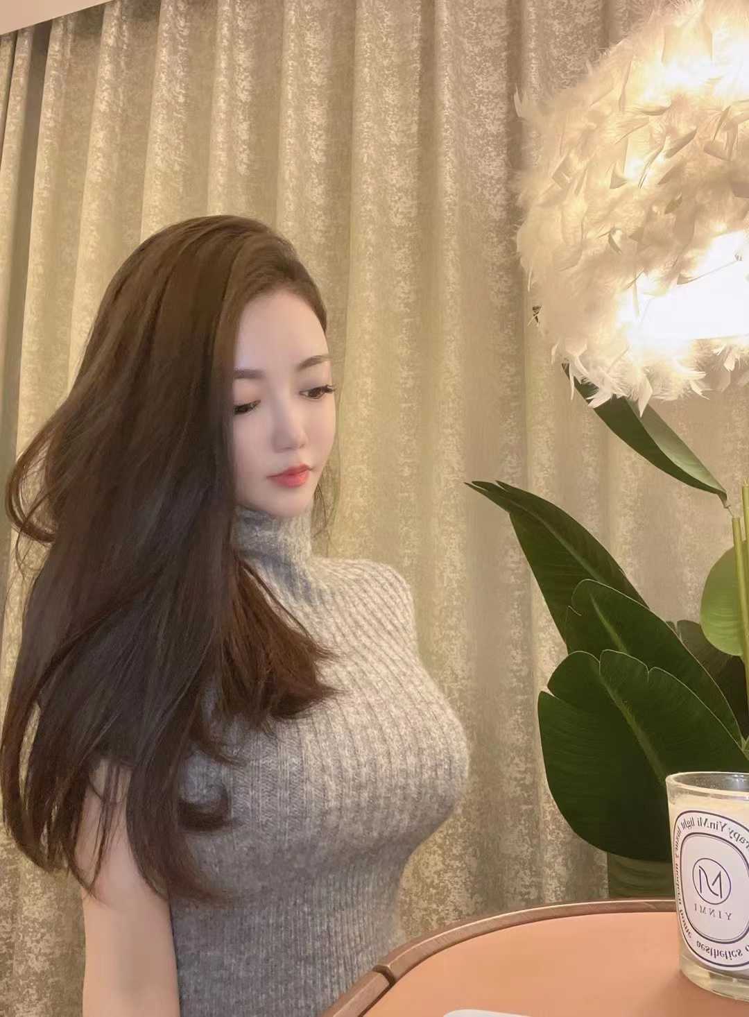 下面很紧，水很多，很舒服