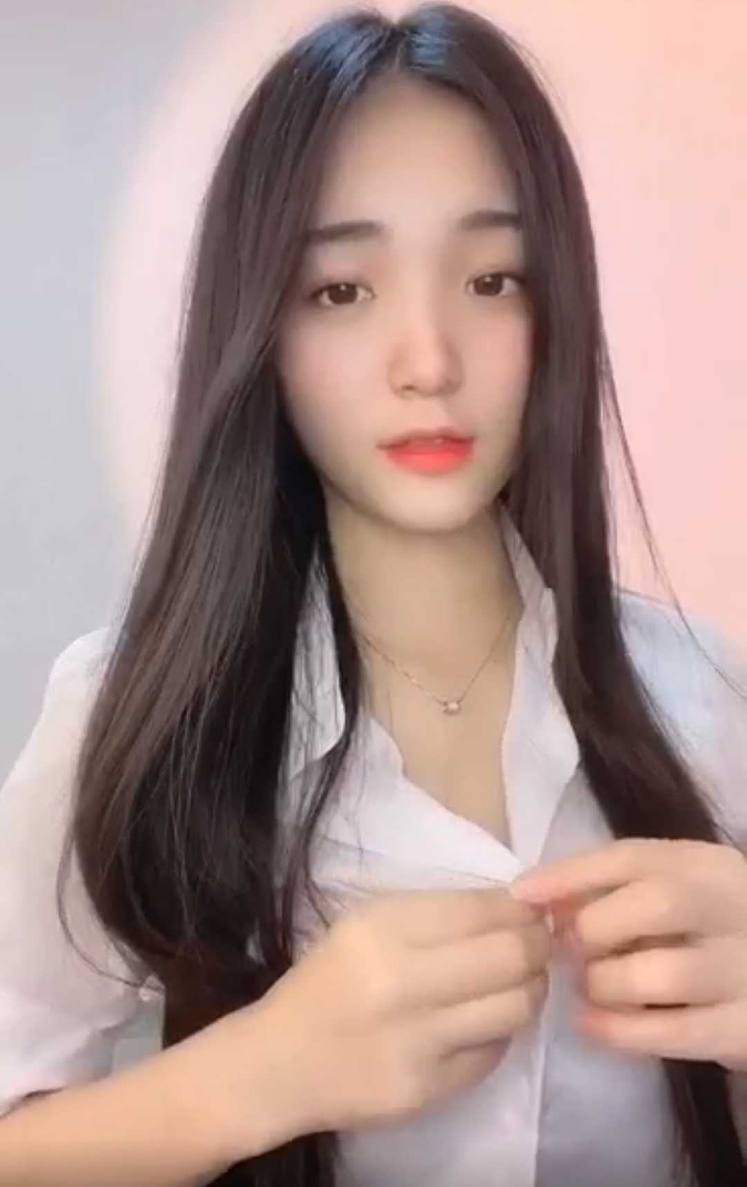 乖巧可爱，邻家小妹的感觉