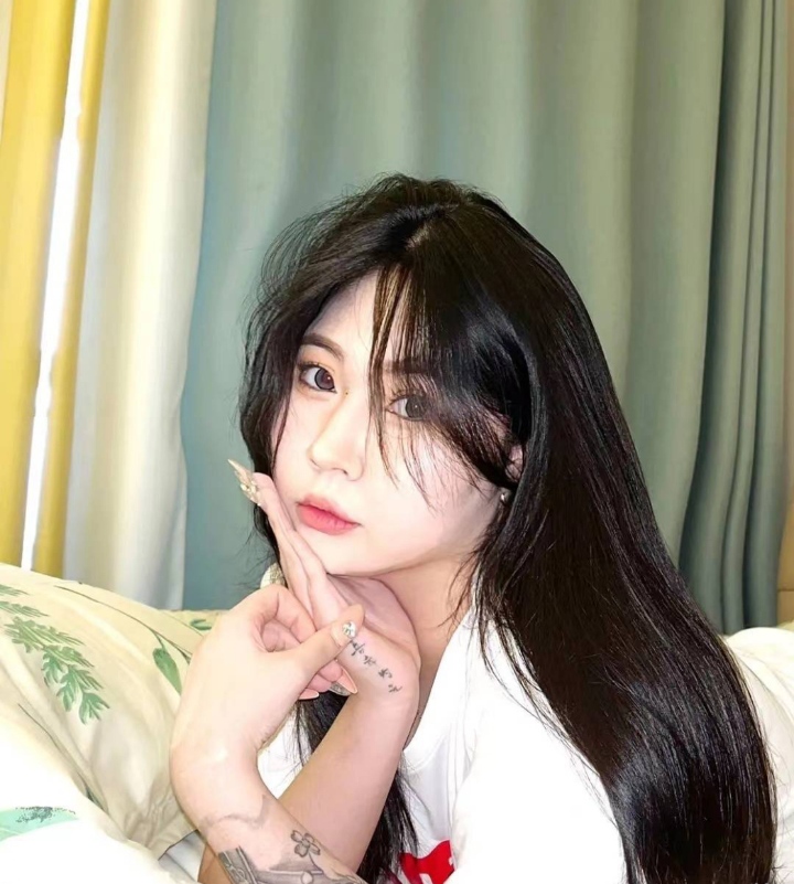 热衷于纹身的漂亮妹妹