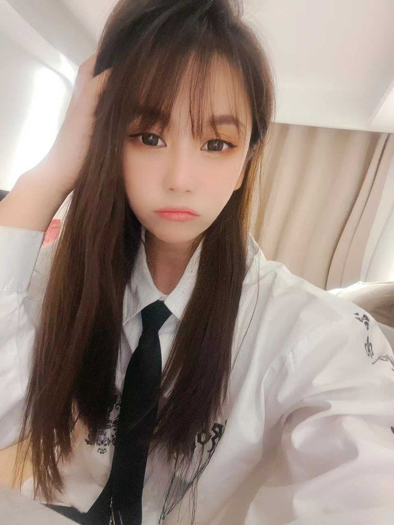 活好肤白年轻妖娆妹子