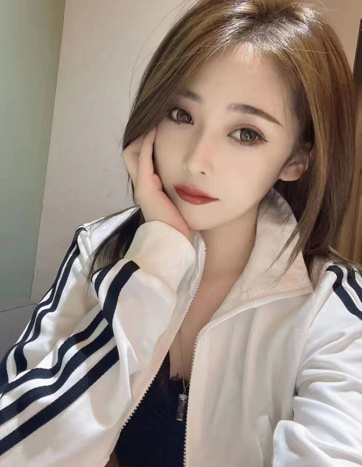 活好肤白妖娆妹子