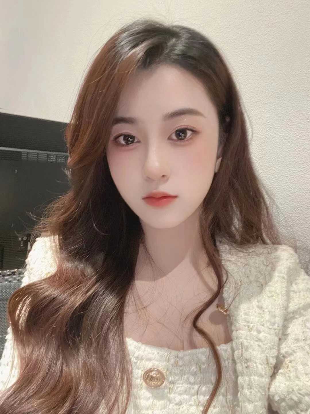 很棒的妹子，妹子皮肤超白