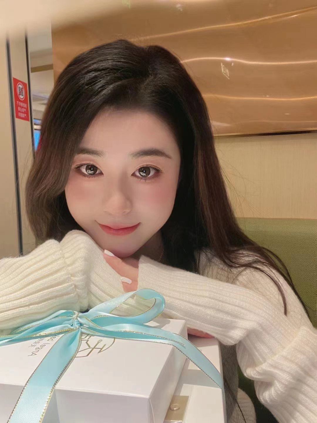 很棒的妹子，妹子皮肤超白