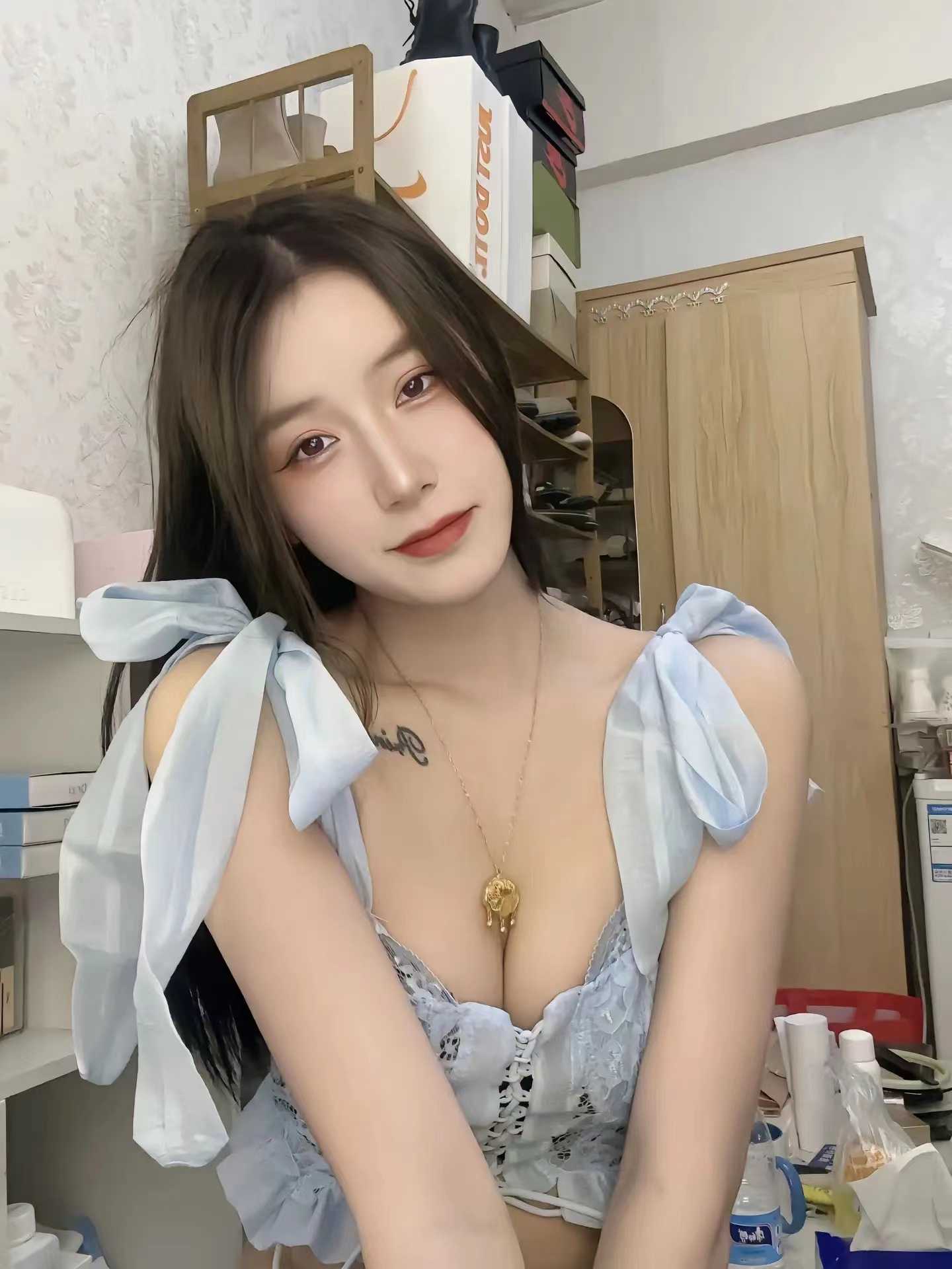 制服诱惑，胸大妖娆