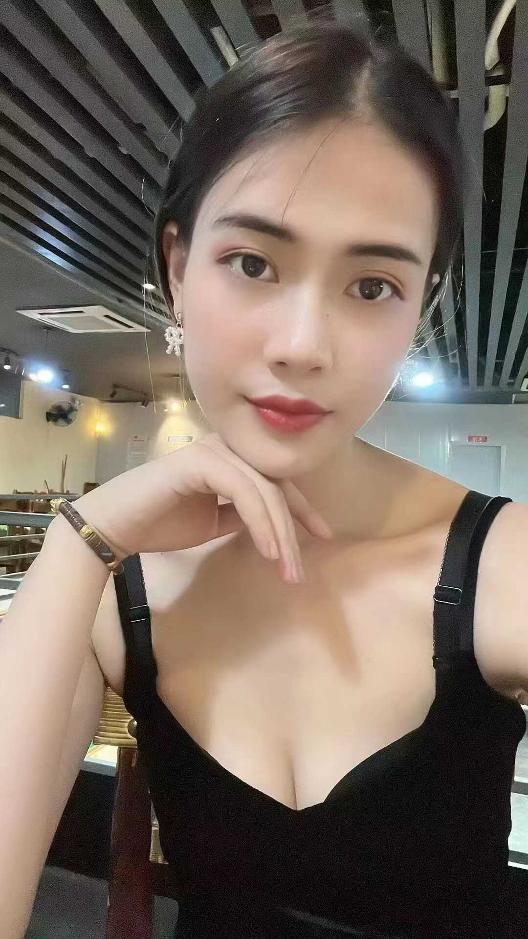 主动握住我的鸡，这么主动让小狼很兴奋