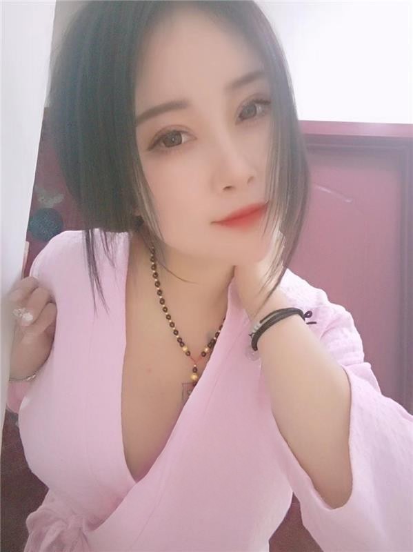 声音温柔勾魂，小手在我身上挑逗的抚摸着