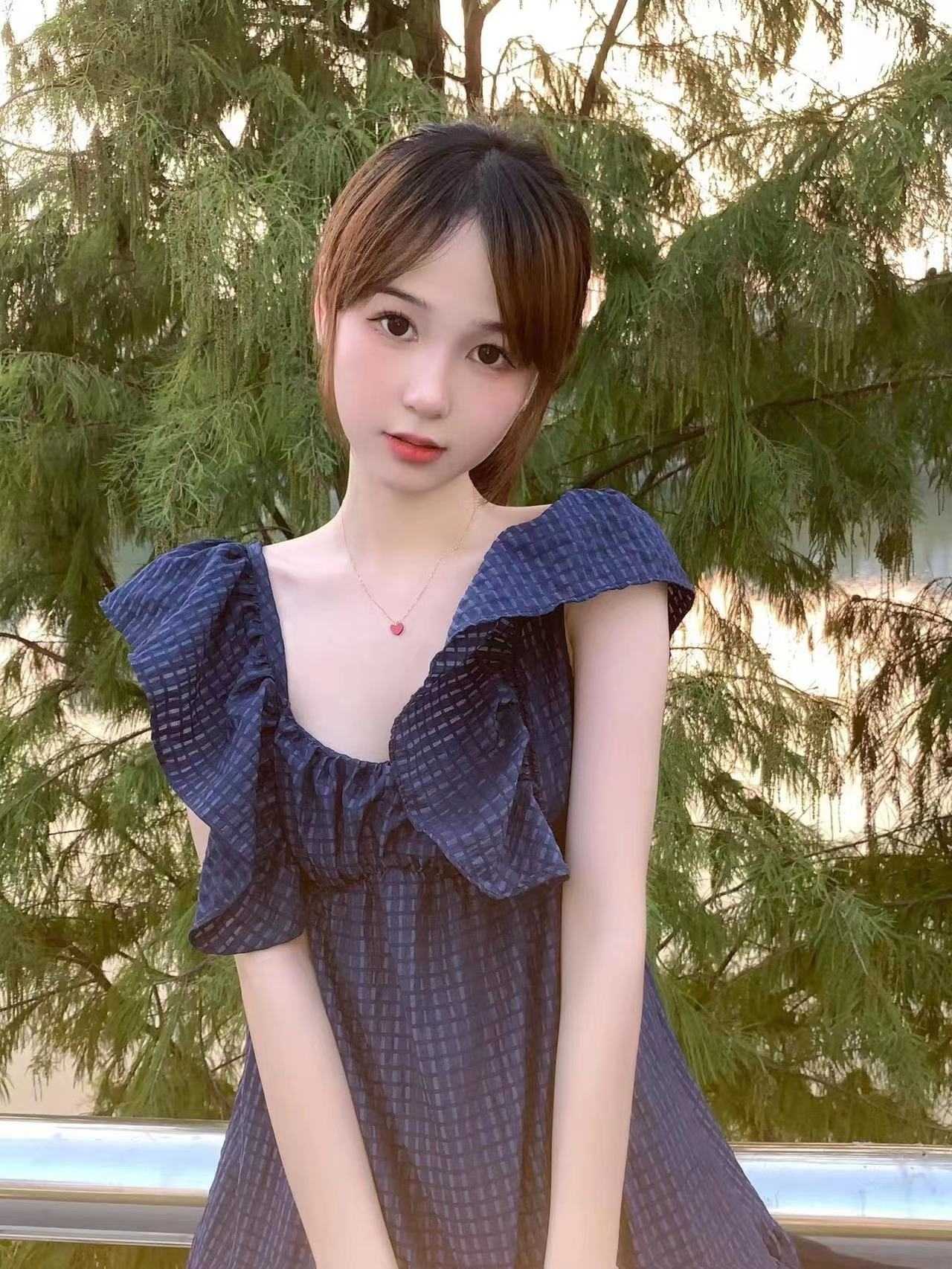 很会舔的年轻性价比小妹
