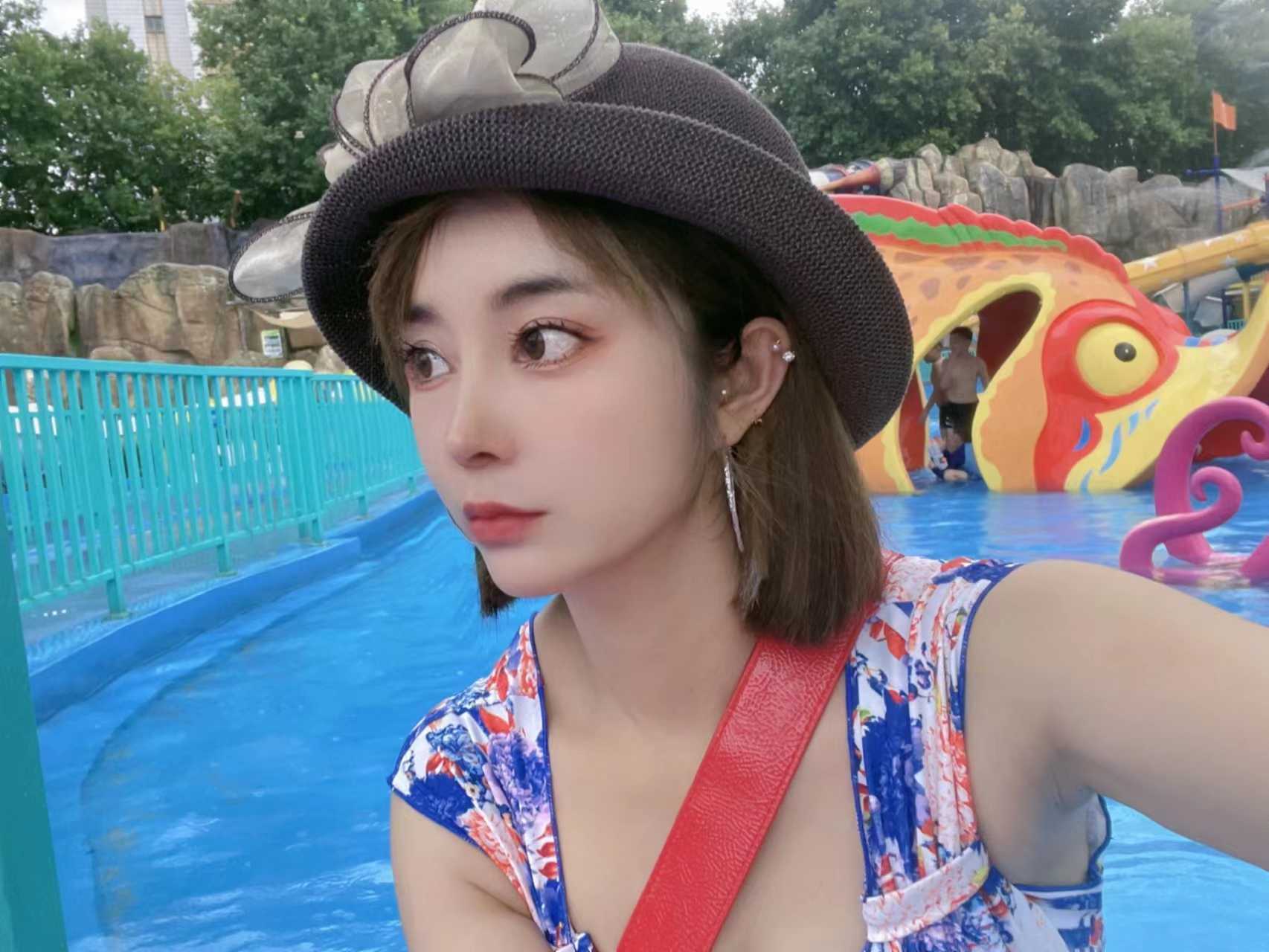 性价比高很会舔的风韵制服妹子