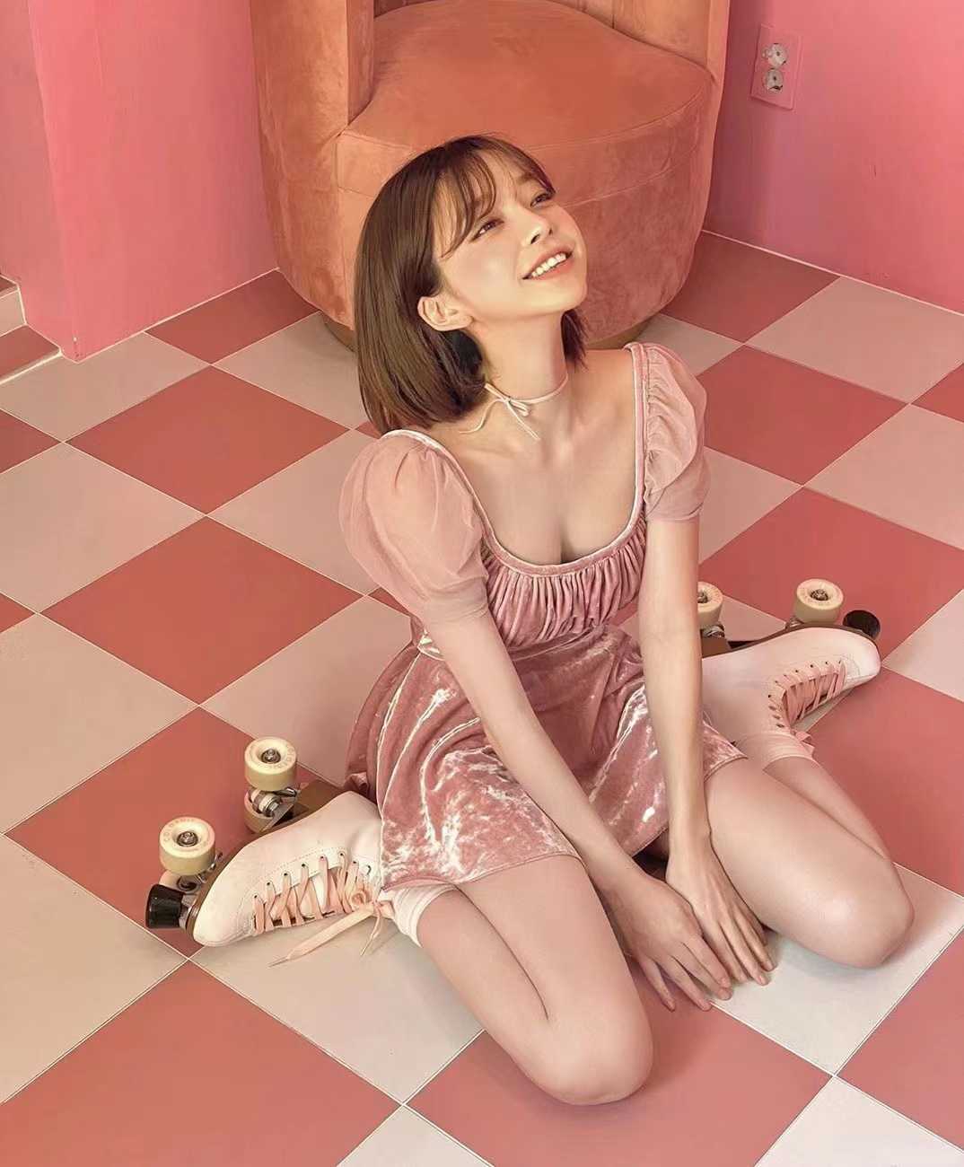 性价比高很会舔的风韵制服妹子