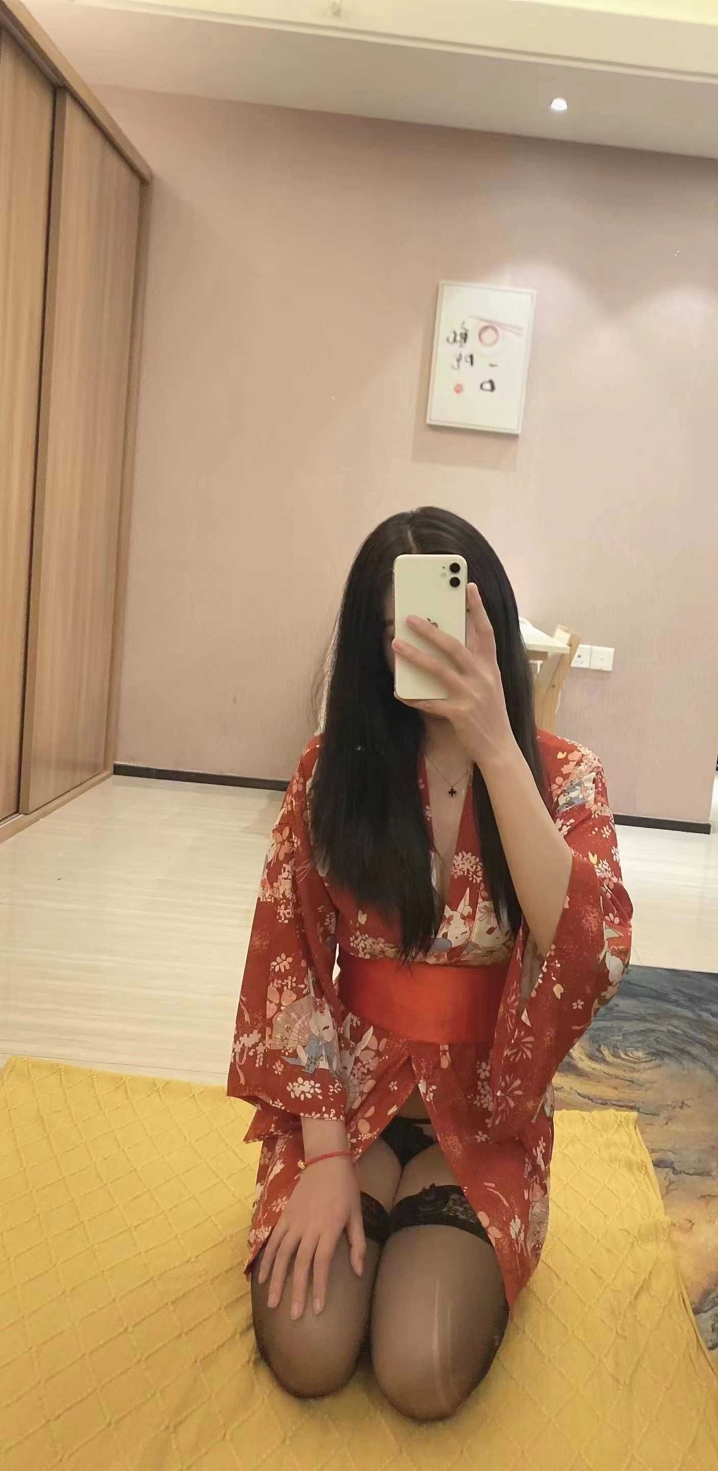 奶大屁股大皮肤很白，在床上这种就是极品