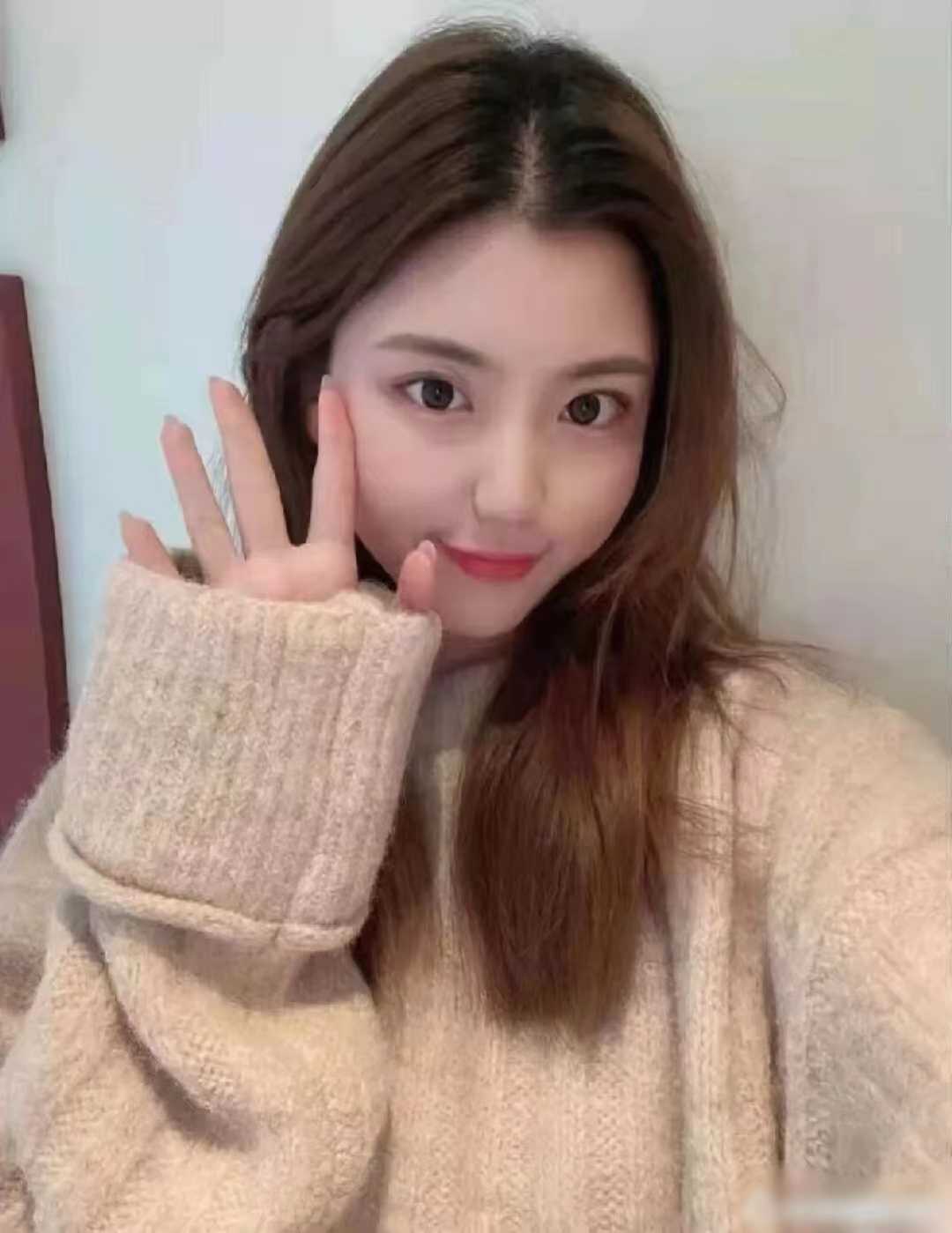 小粉b很紧夹得我很快就射了，爽歪歪