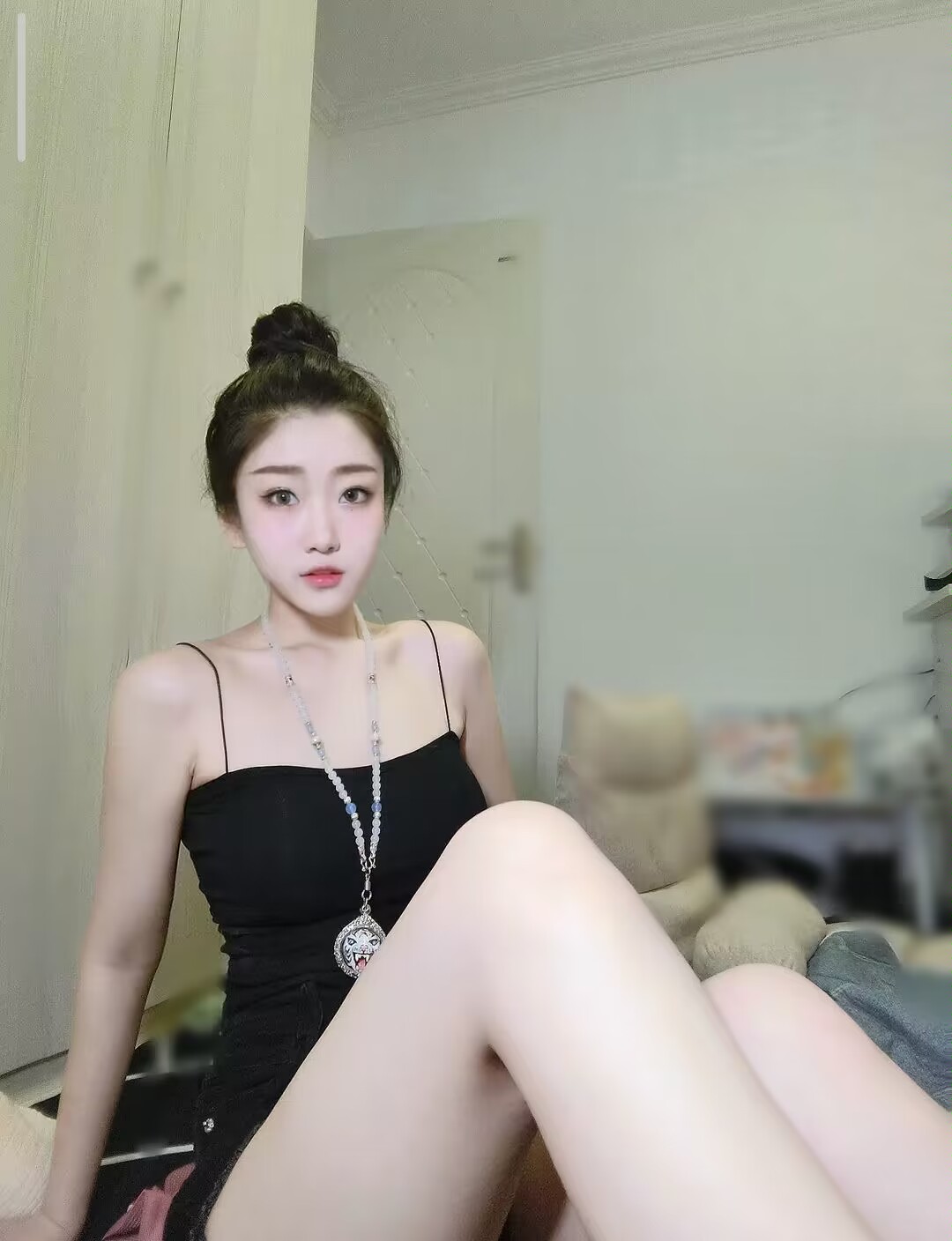 年轻性感高挑的漂亮妹子