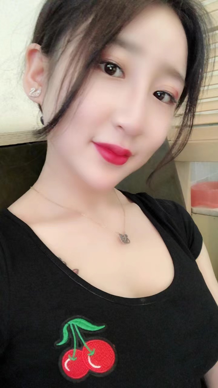 很会舔很会夹的漂亮妹子