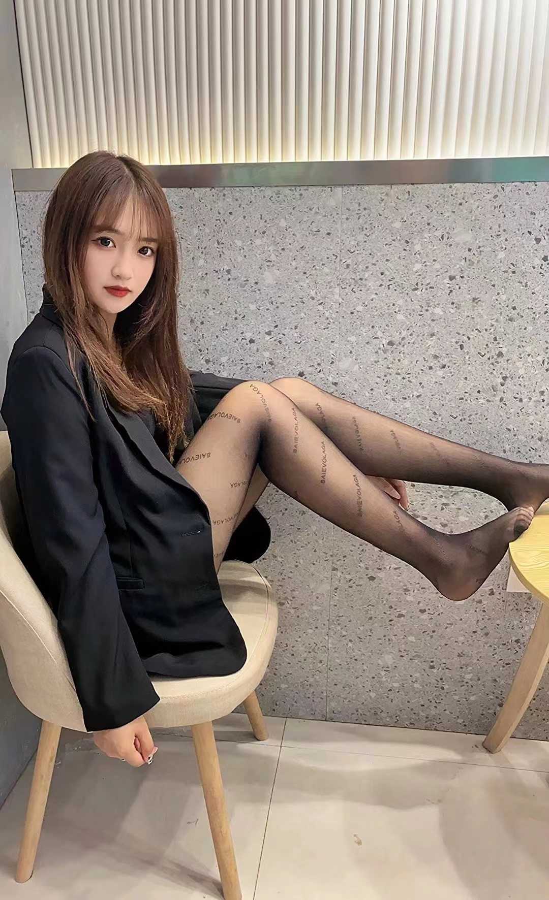 舔活一流性价比高的丝袜大长腿妹子