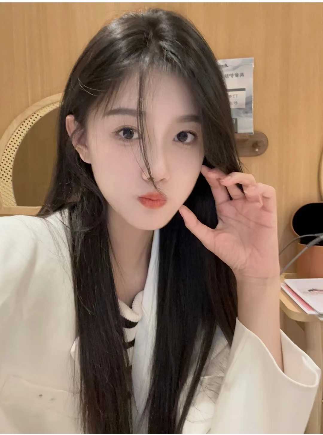 颜值高很会舔很会叫的高挑妹子