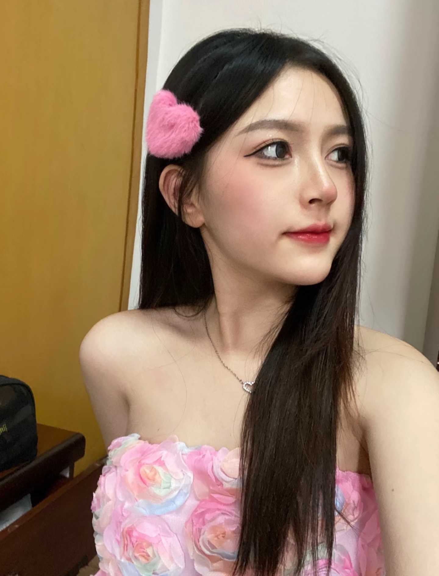 妹子前凸后翘，性感诱人（可外卖）