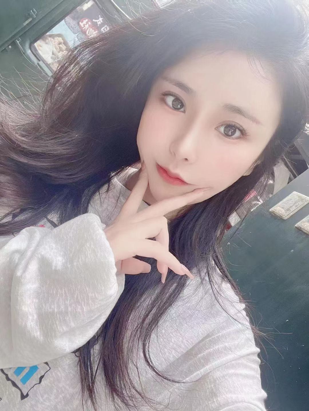 年龄小 本人和照片差距不大有美颜服务好